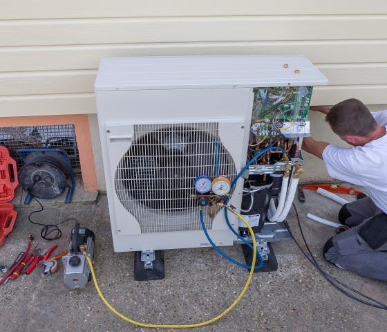 Worker with air conditioning unit